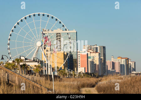 L'horizon de l'océan la promenade le long de la plage et Skywheel Myrtle Beach, Caroline du Sud. Banque D'Images