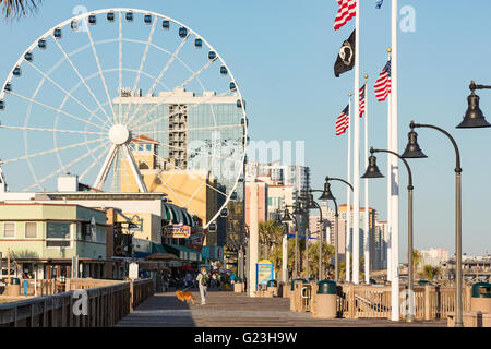 L'horizon de l'océan la promenade le long de la plage et Skywheel Myrtle Beach, Caroline du Sud. Banque D'Images