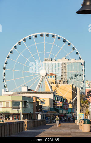 L'horizon de l'océan la promenade le long de la plage et Skywheel Myrtle Beach, Caroline du Sud. Banque D'Images