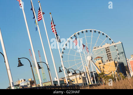 L'horizon de l'océan la promenade le long de la plage et Skywheel Myrtle Beach, Caroline du Sud. Banque D'Images