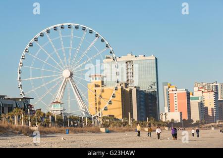 L'horizon de l'océan la promenade le long de la plage et Skywheel Myrtle Beach, Caroline du Sud. Banque D'Images