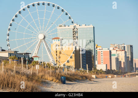 L'horizon de l'océan la promenade le long de la plage et Skywheel Myrtle Beach, Caroline du Sud. Banque D'Images