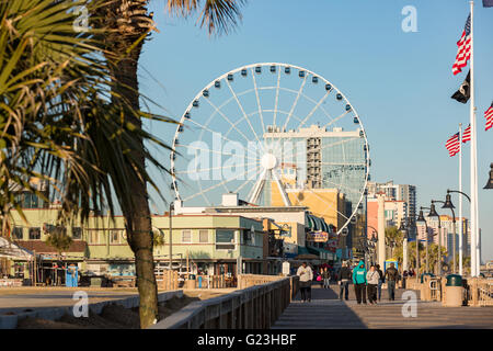 L'horizon de l'océan la promenade le long de la plage et Skywheel Myrtle Beach, Caroline du Sud. Banque D'Images