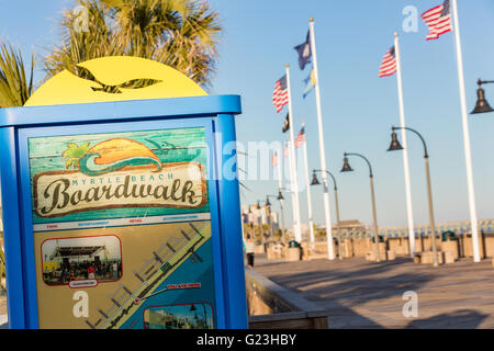 Promenade en bord de mer le long de la plage à Myrtle Beach, Caroline du Sud. Banque D'Images