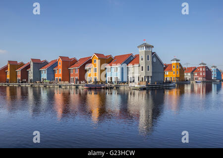 Maisons colorées à l'Reitdiephaven à Groningen, Pays-Bas Banque D'Images