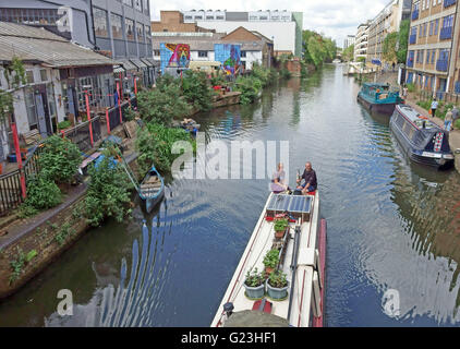 Regents Canal passe sous Kingsland Road, West Bay, East London Banque D'Images