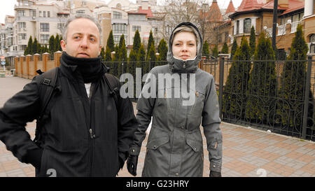 Jeune couple à pied à travers les rues de la ville ensemble Banque D'Images