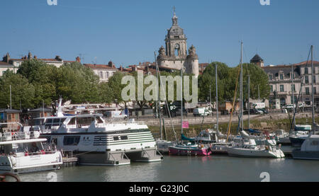 France, la Rochelle, vue sur la marina avec des yachts, des maisons, et la promenade. Banque D'Images