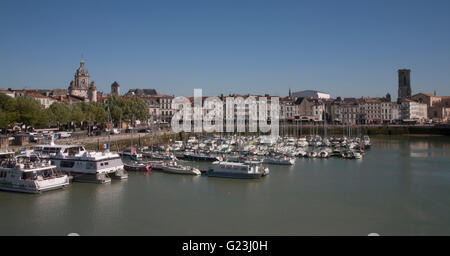 France, la Rochelle, vue sur la marina avec des yachts, des maisons, et la promenade. Banque D'Images