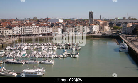 France, la Rochelle, vue sur la marina avec des yachts, des maisons, et la promenade. Banque D'Images