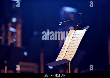 Stand de note de musique avec des lumières LED pendant un concert Banque D'Images