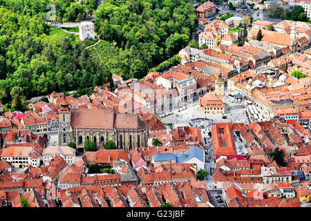 Photo aérienne à la Transylvanie de Brasov la vieille ville médiévale au printemps Banque D'Images