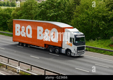 B&Q Le VHG voyageant sur l'autoroute M56 dans Cheshire UK Banque D'Images
