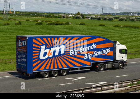B&M VHG voyageant sur l'autoroute M56 dans Cheshire UK Banque D'Images