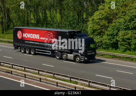 Le VHG Menuiserie Howdens voyageant sur l'autoroute M56 dans Cheshire UK Banque D'Images