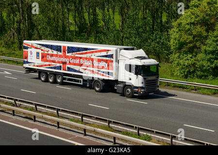 Le VHG ALDI voyageant sur l'autoroute M56 dans Cheshire UK Banque D'Images
