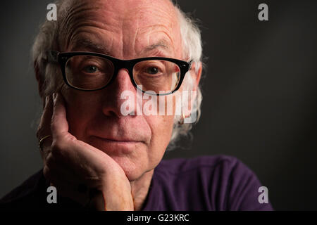 Roger McGough, poète, écrivain et communicateur Studio Portrait Banque D'Images