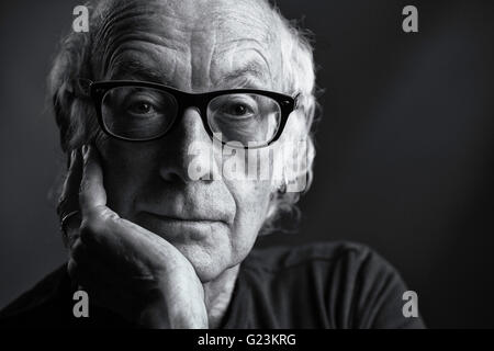 Roger McGough, poète, écrivain et personnalité Portrait Studio Monochrome Banque D'Images