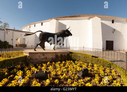 Statue de taureau à l'extérieur de l'arène, Ronda, Andalousie Espagne Banque D'Images