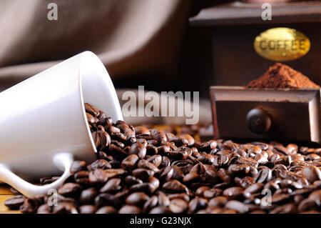 Les grains de café d'une tasse et grinder en bas vue avant Banque D'Images