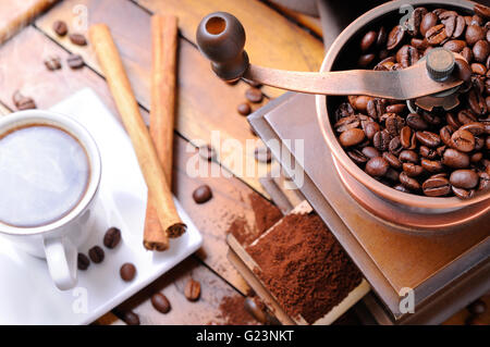 Grinder avec les grains de café sur une table en bois avec tasse brown top view Banque D'Images