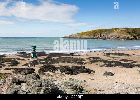 Cemaes Bay avec St Patricks Bell d'Anglesey, dans le Nord du Pays de Galles UK Banque D'Images