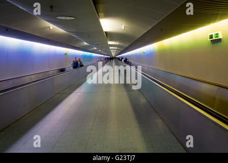 Passagers en correspondance sur les trottoirs roulants trottoirs roulants ou à l'aéroport de Francfort, Allemagne. Flughafen Frankfurt am Main. Banque D'Images