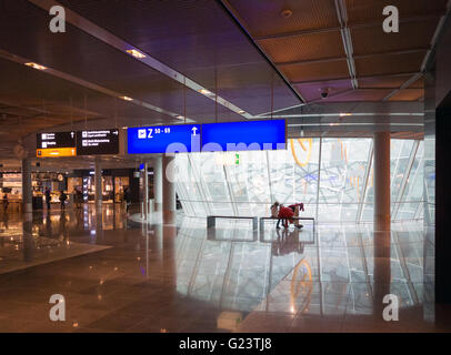 L'aéroport de Francfort, Allemagne. Flughafen Frankfurt am Main, passagers attendent dans la zone de départ. Banque D'Images