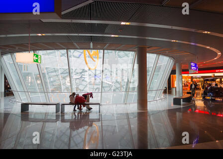 L'aéroport de Francfort, Allemagne. Flughafen Frankfurt am Main, passagers attendent dans la zone de départ. Banque D'Images