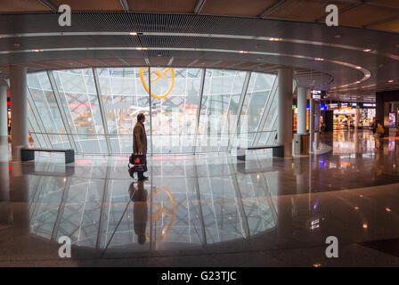 Passagers de transfert vers la porte d'embarquement à l'aéroport de Francfort, Allemagne. Flughafen Frankfurt am Main.. Banque D'Images