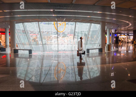 Passagers de transfert vers la porte d'embarquement à l'aéroport de Francfort, Allemagne. Flughafen Frankfurt am Main. Banque D'Images