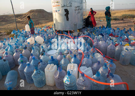 La distribution de l'eau dans le camp de réfugiés de Khanaqin, le nord de l'Iraq. Banque D'Images