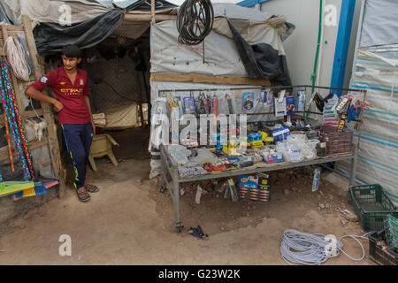 Magasin de pièces détachées à Anwald, camp de réfugiés du nord de l'Irak où 8000 Irakiens ont trouvé refuge. Banque D'Images