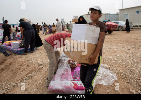 Point de distribution non alimentaire 8000 Personnes déplacées à l'intérieur du peuple iraquien à Khanaqin, camp de réfugiés du nord de l'Iraq Banque D'Images