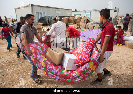 Point de distribution non alimentaire 8000 Personnes déplacées à l'intérieur du peuple iraquien à Khanaqin, camp de réfugiés du nord de l'Iraq Banque D'Images