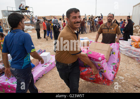 Point de distribution non alimentaire 8000 Personnes déplacées à l'intérieur du peuple iraquien à Khanaqin, camp de réfugiés du nord de l'Iraq Banque D'Images