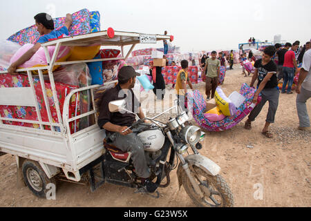 Point de distribution non alimentaire 8000 Personnes déplacées à l'intérieur du peuple iraquien à Khanaqin, camp de réfugiés du nord de l'Iraq Banque D'Images