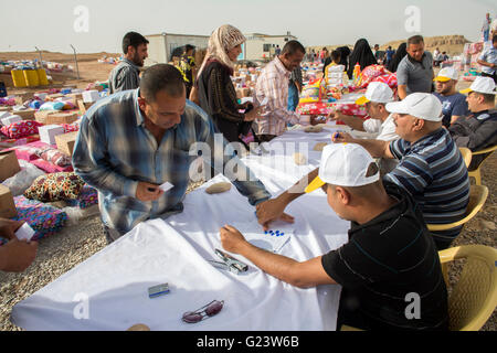 Point de distribution non alimentaire 8000 Personnes déplacées à l'intérieur du peuple iraquien à Khanaqin, camp de réfugiés du nord de l'Iraq Banque D'Images