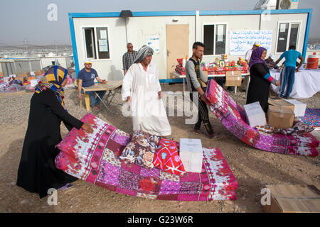 Point de distribution non alimentaire 8000 Personnes déplacées à l'intérieur du peuple iraquien à Khanaqin, camp de réfugiés du nord de l'Iraq Banque D'Images