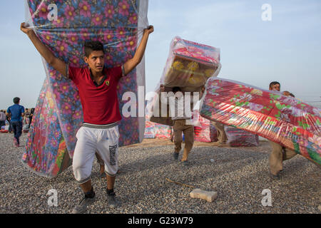 Point de distribution non alimentaire 8000 Personnes déplacées à l'intérieur du peuple iraquien à Khanaqin, camp de réfugiés du nord de l'Iraq Banque D'Images