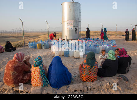 La distribution de l'eau dans le camp de réfugiés de Khanaqin, le nord de l'Iraq. Banque D'Images