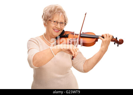 Femme mature joue un violon acoustique et regardant la caméra isolé sur fond blanc Banque D'Images