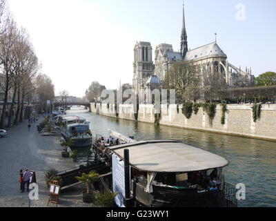 La cathédrale Notre Dame de Paris en capitale française, Paris est dans le centre de la ville, près de la rivière Seine avant le feu de 2019 Banque D'Images