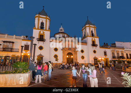 Plaza del Socorro au crépuscule, Ronda, Andalousie, Espagne Banque D'Images