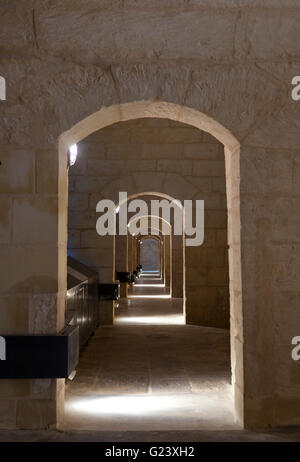 Une série de portes reliant une rangée de chambres adjacentes sont intelligemment allumé pour souligner l'illusion de plus petites comme becomign portes Banque D'Images