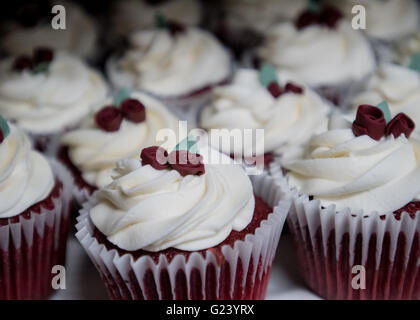 Fondant au chocolat Roses en velours rouge sur Cupcakes lors d'une réception Banque D'Images