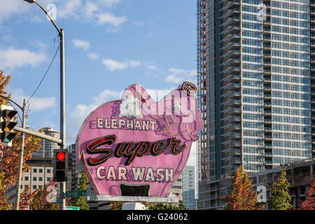 La rotation 1956 hot pink neon sign pour l'éléphant super lavage de voiture à Seattle, Washington. Banque D'Images