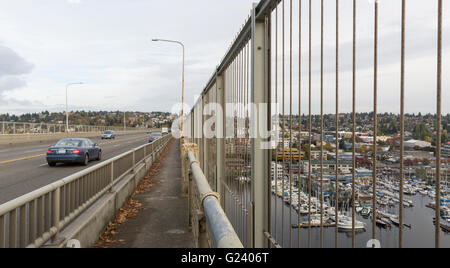 Véhicule à moteur et l'autoroute pour piétons à travers le pont George Washington Memorial 1932 à Seattle, Washington Banque D'Images