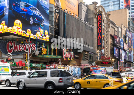 Times Square, l'intersection 42e Rue et 8e Avenue, NYC Banque D'Images