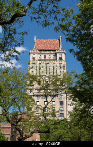 Le bâtiment Co-op Apartment situé au 825 Fifth Avenue a un toit en tuiles rouges, Lenox Hill, NYC., États-Unis Banque D'Images